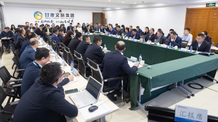 2月18日，甘肃9999js金沙老品牌集团召开总部部门提质增效推进会，集团党委书记、董事长石培文出席会议并讲话。集团各职能部门主要负责人围绕2025年重点工作计划、服务创新手段、存在的问题等内容做工作汇报，分管领导点评